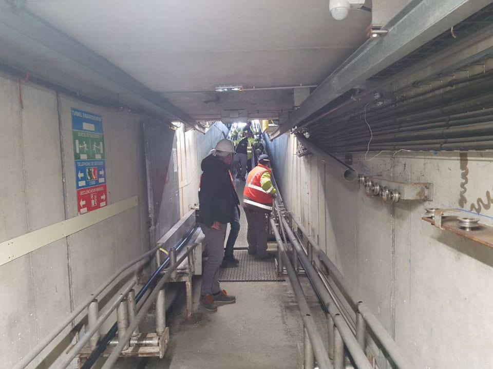 CS2 cable in the tunnel that runs between the factory and the cable ship, escorted by loading staff (credit: ASN)