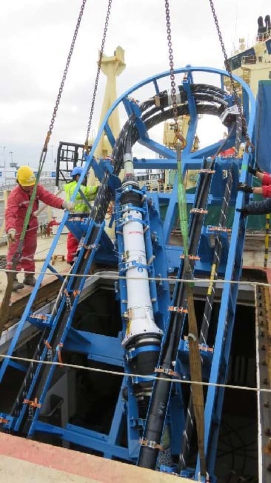 Loading the CS² branching unit aboard the Ile de Brehat (Credit: Vocus/ASN)